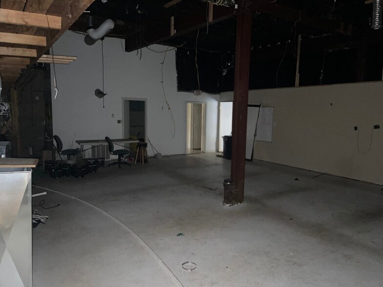2211 S Saginaw St, Flint, MI for lease - Interior Photo - Image 1 of 7