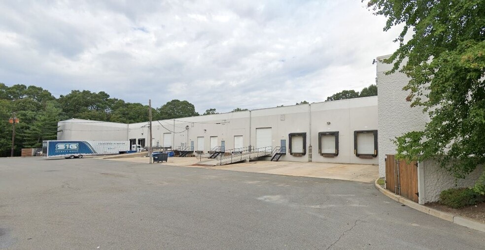 124 Tices Ln, East Brunswick, NJ for lease - Building Photo - Image 2 of 5