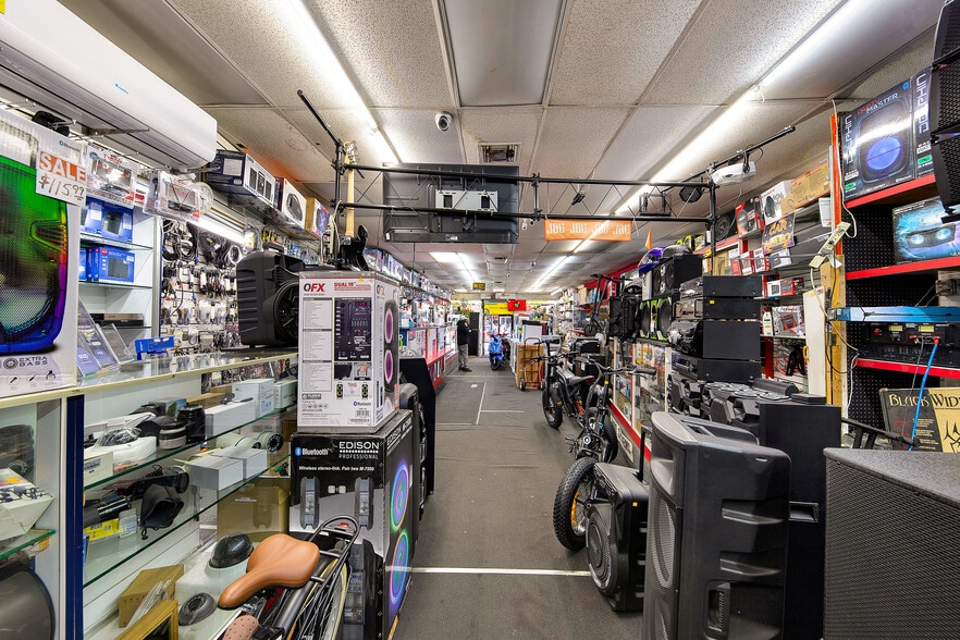 10 S 4th Ave & 9 S 5th Ave portfolio of 2 properties for sale on LoopNet.ca - Building Photo - Image 2 of 6