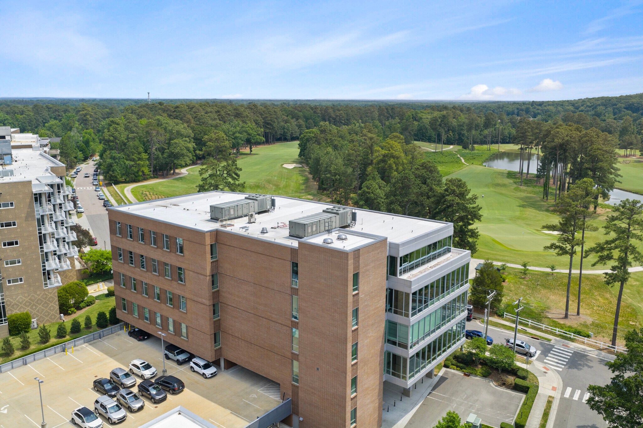 1011 S Hamilton Rd, Chapel Hill, NC à louer Photo du bâtiment- Image 1 de 17