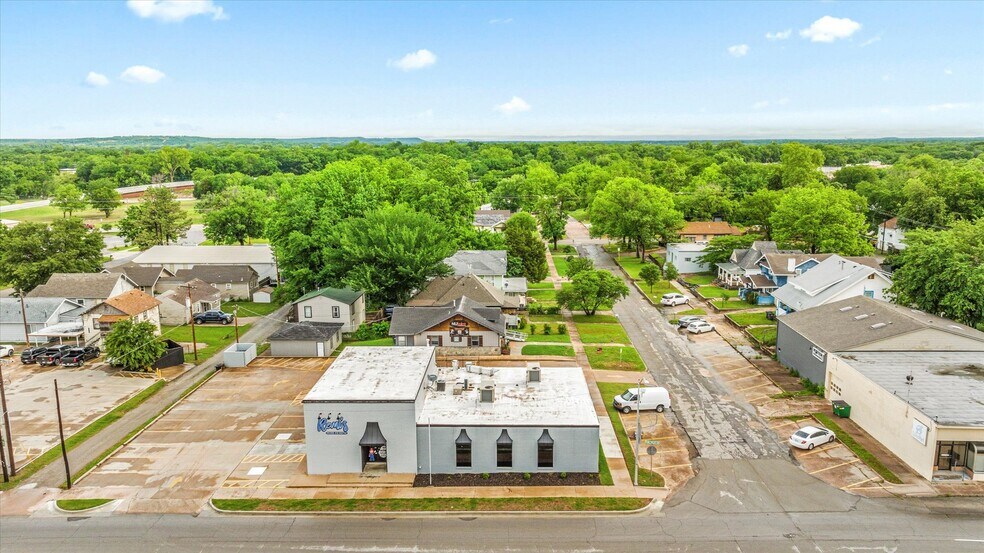 622 SE Frank Phillips Blvd, Bartlesville, OK à vendre - Photo du bâtiment - Image 3 de 43