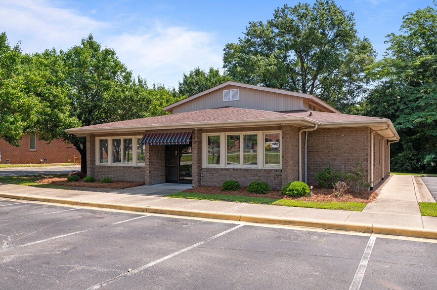 2503 N Queen St, Kinston, NC for sale - Building Photo - Image 1 of 54