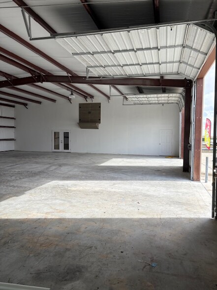 4766 N Highway 123, San Marcos, TX à louer - Photo du bâtiment - Image 3 de 5