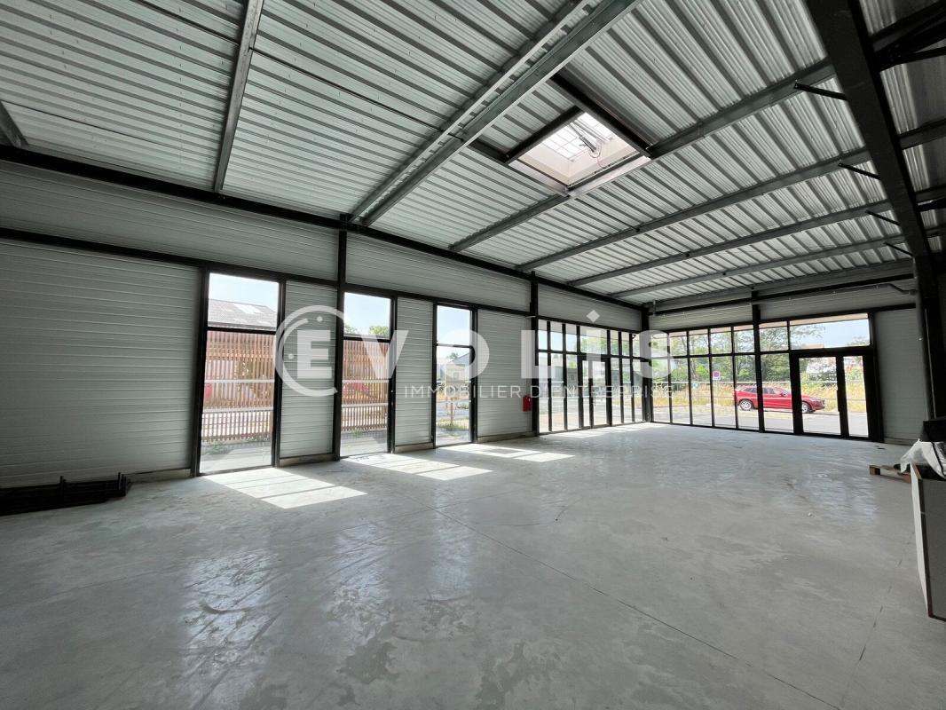Retail in Sainte-Eulalie for lease Building Photo- Image 1 of 8