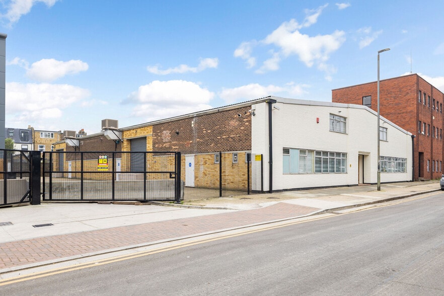 30 Lydden Rd, London for lease - Building Photo - Image 2 of 7