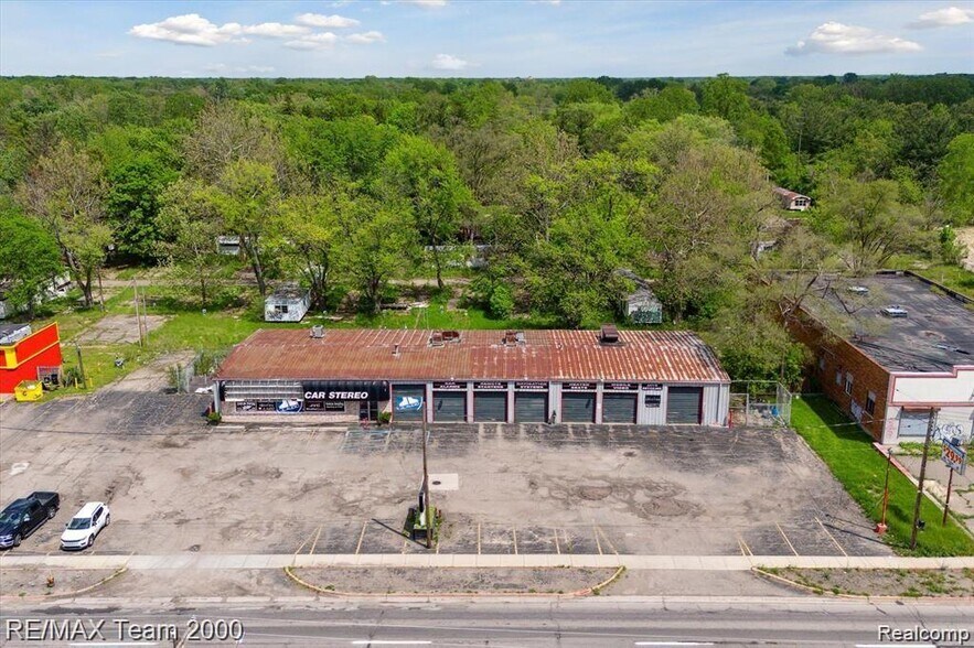 2833 S Dort Hwy, Flint, MI à vendre - Photo du bâtiment - Image 2 de 5