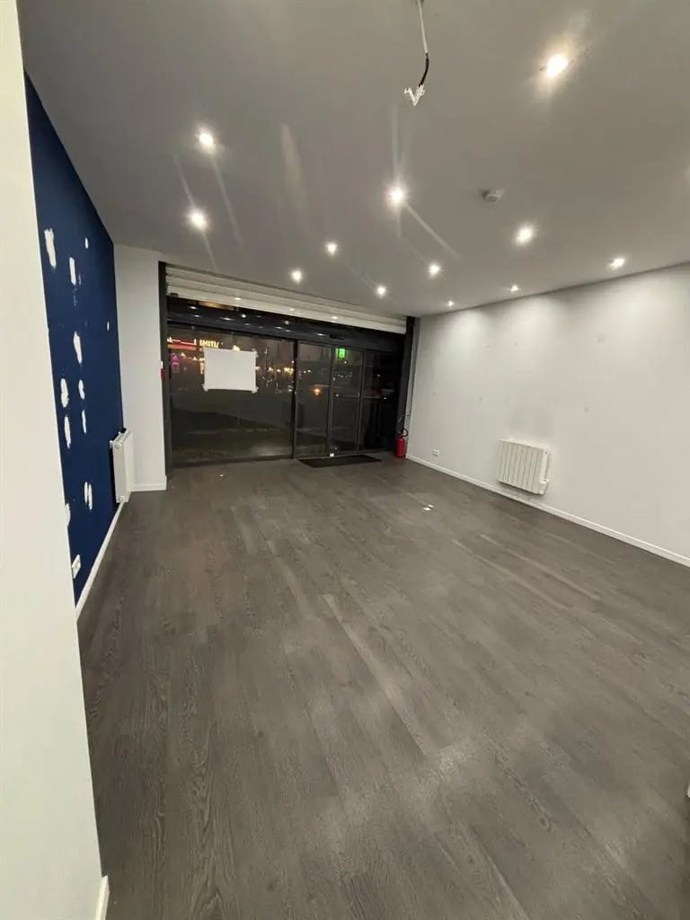 Retail in Paris for lease Interior Photo- Image 1 of 10