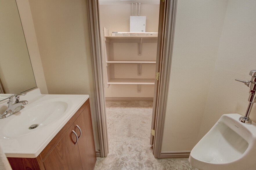 6230 McLeod Dr, Las Vegas, NV à louer - Photo du bâtiment - Image 3 de 35