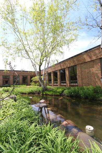 2201-2231 Lakeside Dr, Bannockburn, IL à louer - Photo du bâtiment - Image 3 de 7
