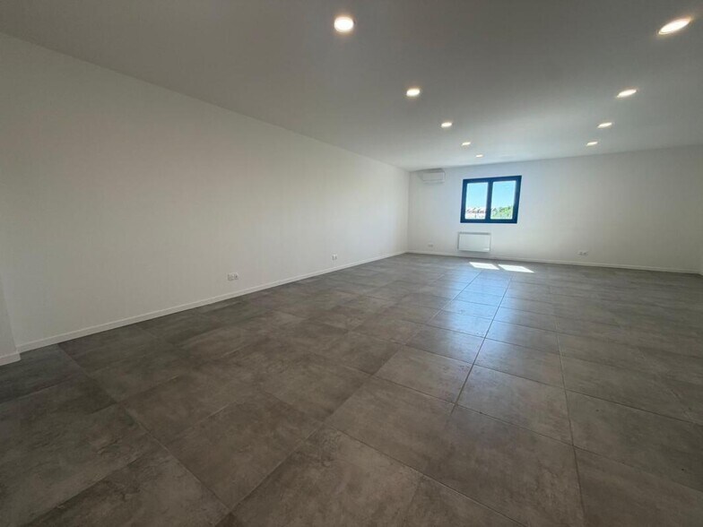 Office in Mennecy for lease - Interior Photo - Image 3 of 4