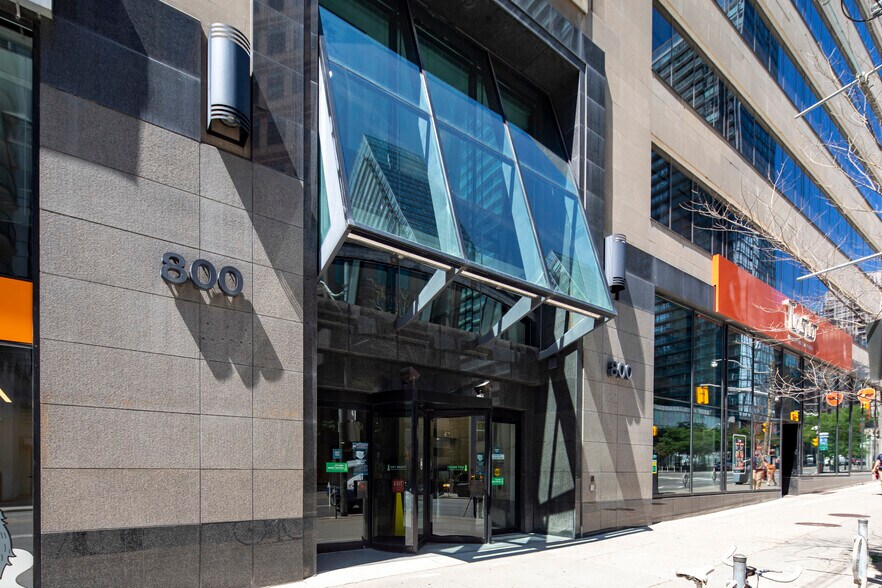 800 Bay St, Toronto, ON à louer - Photo du bâtiment - Image 2 de 4