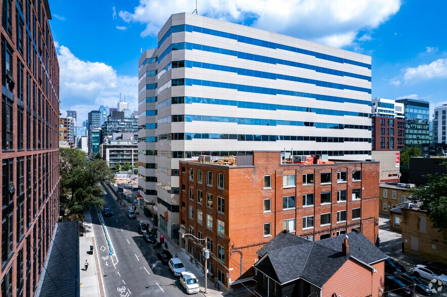 555 Richmond St W, Toronto, ON à louer - Photo du bâtiment - Image 2 de 3