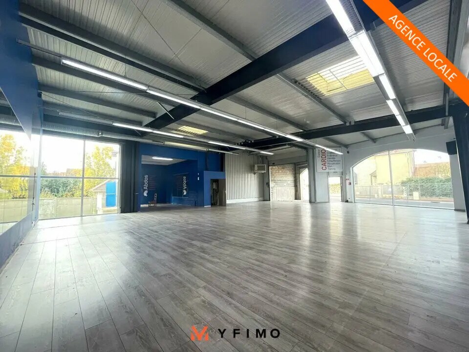 Retail in Mantes-la-Ville for lease Interior Photo- Image 1 of 13