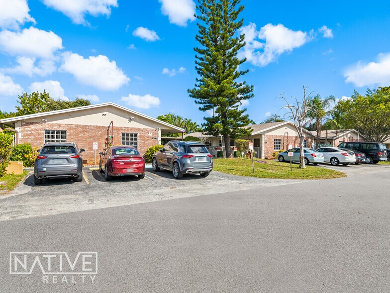 201-221 NE 40th Ct, Oakland Park, FL à vendre - Photo du bâtiment - Image 3 de 25
