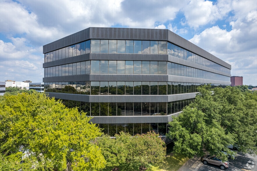 5720 Lyndon B Johnson Fwy, Dallas, TX for lease - Building Photo - Image 1 of 6