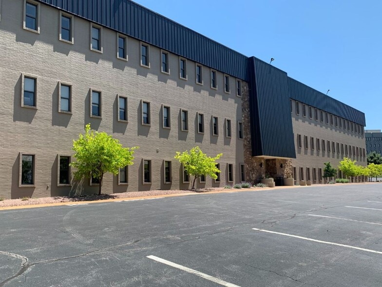 14377 Woodlake Dr, Chesterfield, MO for lease - Building Photo - Image 2 of 4