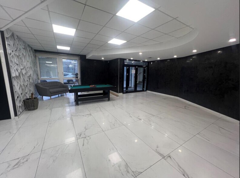 Flex in Bron for lease - Interior Photo - Image 2 of 8