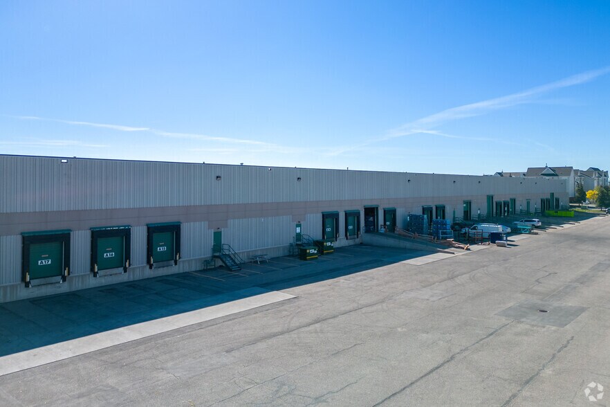 2730 39th Ave NE, Calgary, AB à louer - Photo du bâtiment - Image 3 de 5