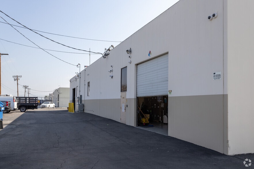 16611-16615 Arminta St, Van Nuys, CA for lease - Building Photo - Image 2 of 4