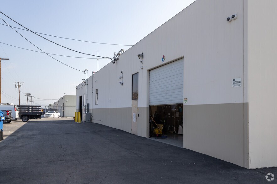 16611-16615 Arminta St, Van Nuys, CA à louer - Photo du bâtiment - Image 3 de 7