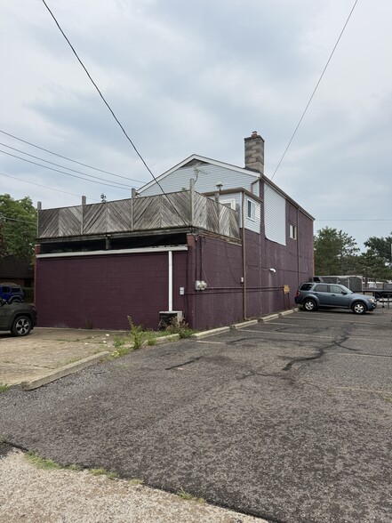 2300 Ford Ave, Wyandotte, MI for sale - Building Photo - Image 2 of 7