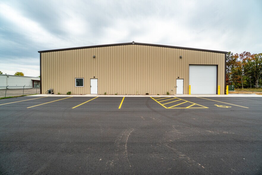 3222 Louis Ave, Eau Claire, WI à louer - Photo du bâtiment - Image 2 de 4