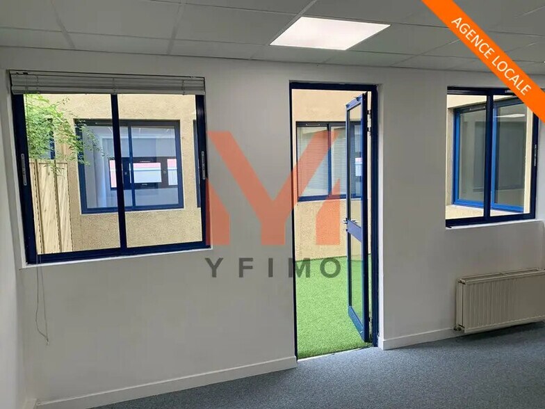 Office in Boinvilliers for lease - Interior Photo - Image 1 of 10
