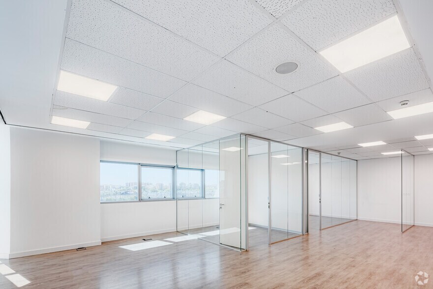 Calle Acanto, 22, Madrid, Madrid à louer - Photo du bâtiment - Image 3 de 20