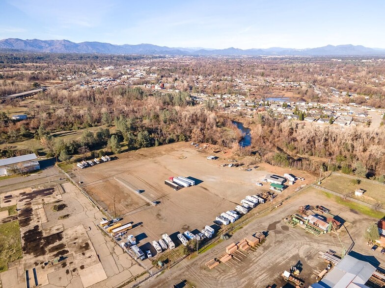 8025 Eastside Rd, Redding, CA à louer - Photo du bâtiment - Image 3 de 7