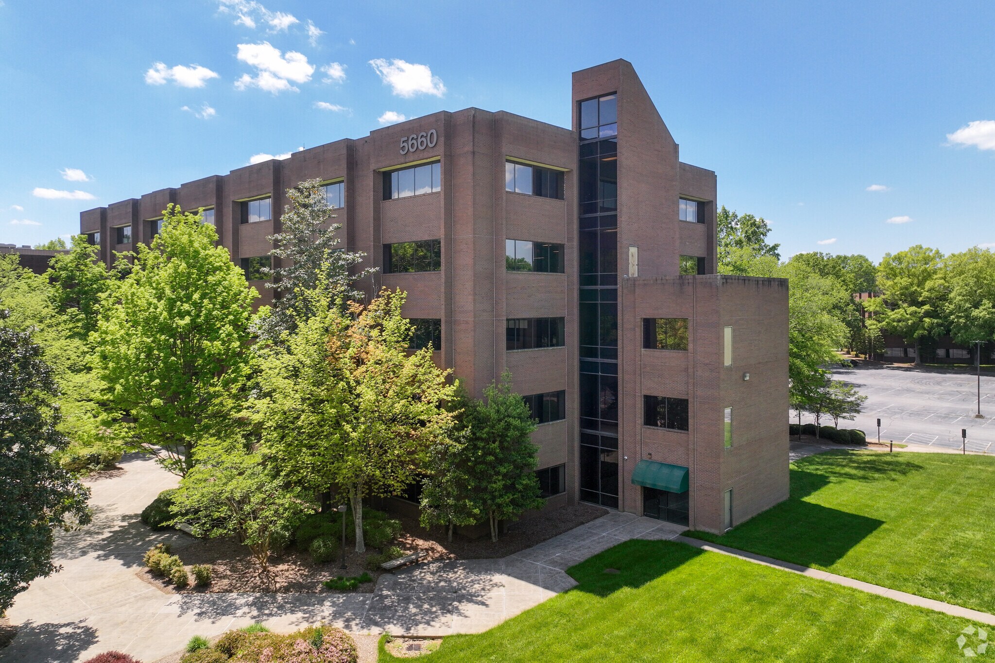 5620 University Pky, Winston-Salem, NC à louer Photo principale- Image 1 de 22