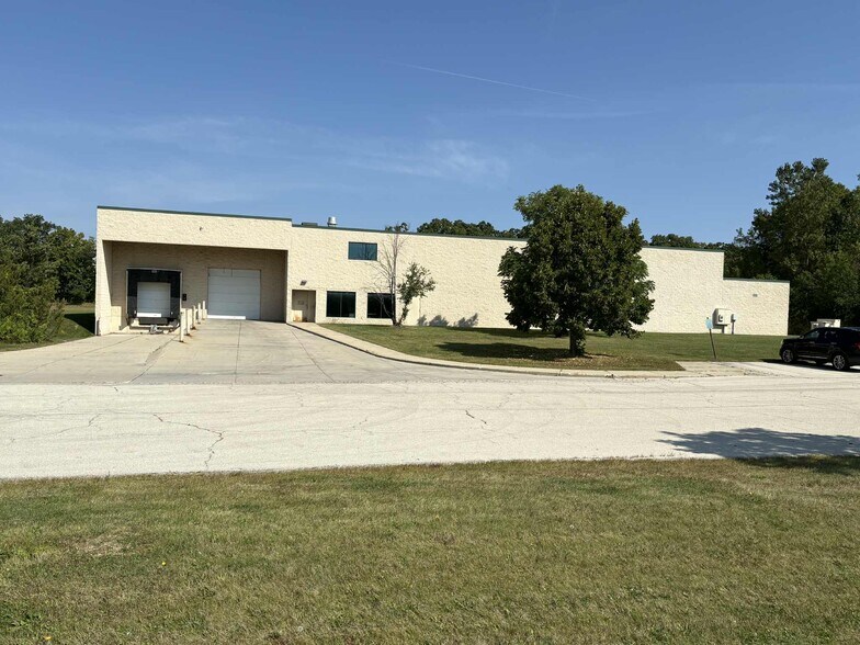 9980 S Oakwood Park Dr, Franklin, WI à vendre - Photo du bâtiment - Image 2 de 15