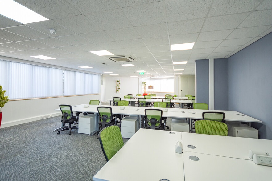 Tudor Sq, West Bridgford à louer - Photo du bâtiment - Image 1 de 12