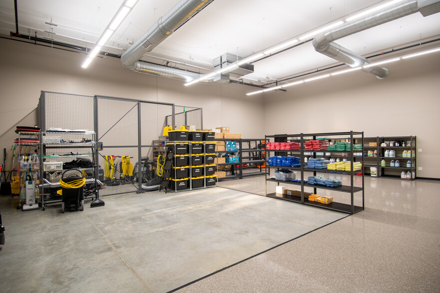 8075 Town Centre Dr, Broadview Heights, OH for lease - Building Photo - Image 2 of 5