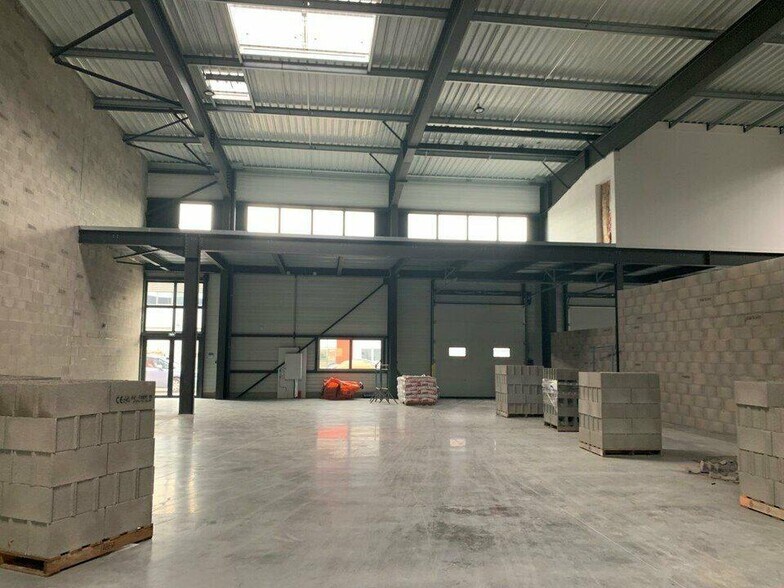 Flex in Dagneux for lease - Building Photo - Image 3 of 10