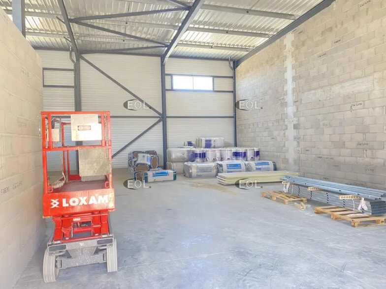 Flex in Chassieu for lease - Interior Photo - Image 3 of 5