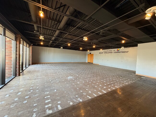 Plus de détails pour 33W624 Roosevelt Rd, Geneva, IL - Commerce de détail à louer
