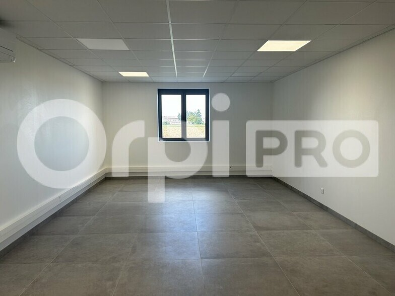 Office in Civrieux for lease - Interior Photo - Image 1 of 3