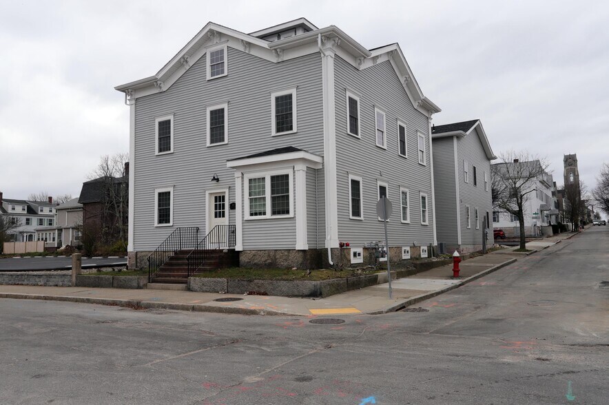 899 Pleasant St, New Bedford, MA à louer - Photo du bâtiment - Image 1 de 22
