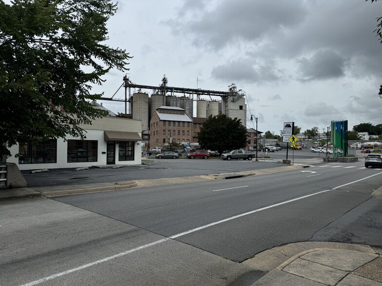 425 N Main St, Harrisonburg, VA for lease - Building Photo - Image 2 of 12