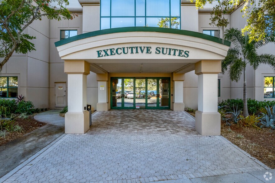 6151 Lake Osprey Dr, Sarasota, FL à louer - Photo du bâtiment - Image 3 de 14