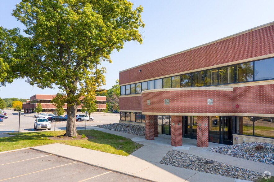 2911 Eyde Pky, East Lansing, MI à louer - Photo du bâtiment - Image 2 de 9