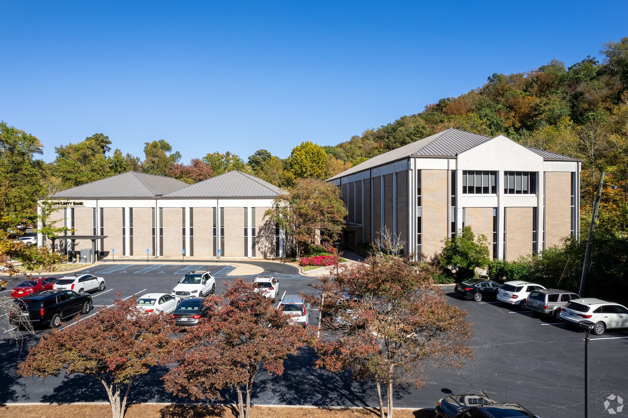 813 Shades Creek Pkwy, Birmingham, AL for lease Building Photo- Image 1 of 7