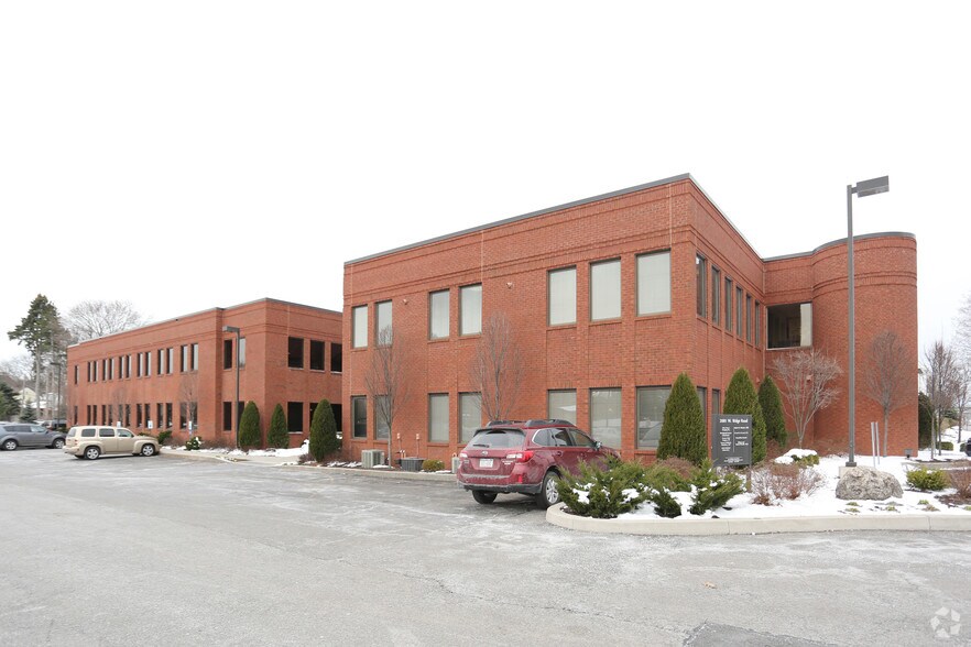 2081 W Ridge Rd, Rochester, NY à louer - Photo du bâtiment - Image 2 de 2