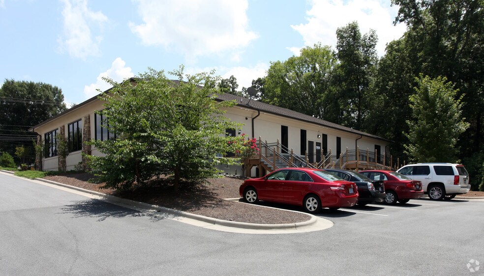 2017 Eastchester Dr, High Point, NC à louer - Photo du bâtiment - Image 2 de 8