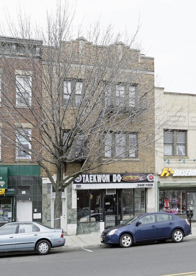 Plus de détails pour 7321 Broadway, North Bergen, NJ - Commerce de détail à louer