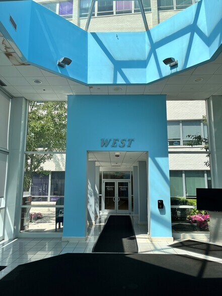 100 Merrick Rd, Rockville Centre, NY à louer - Photo du bâtiment - Image 2 de 11