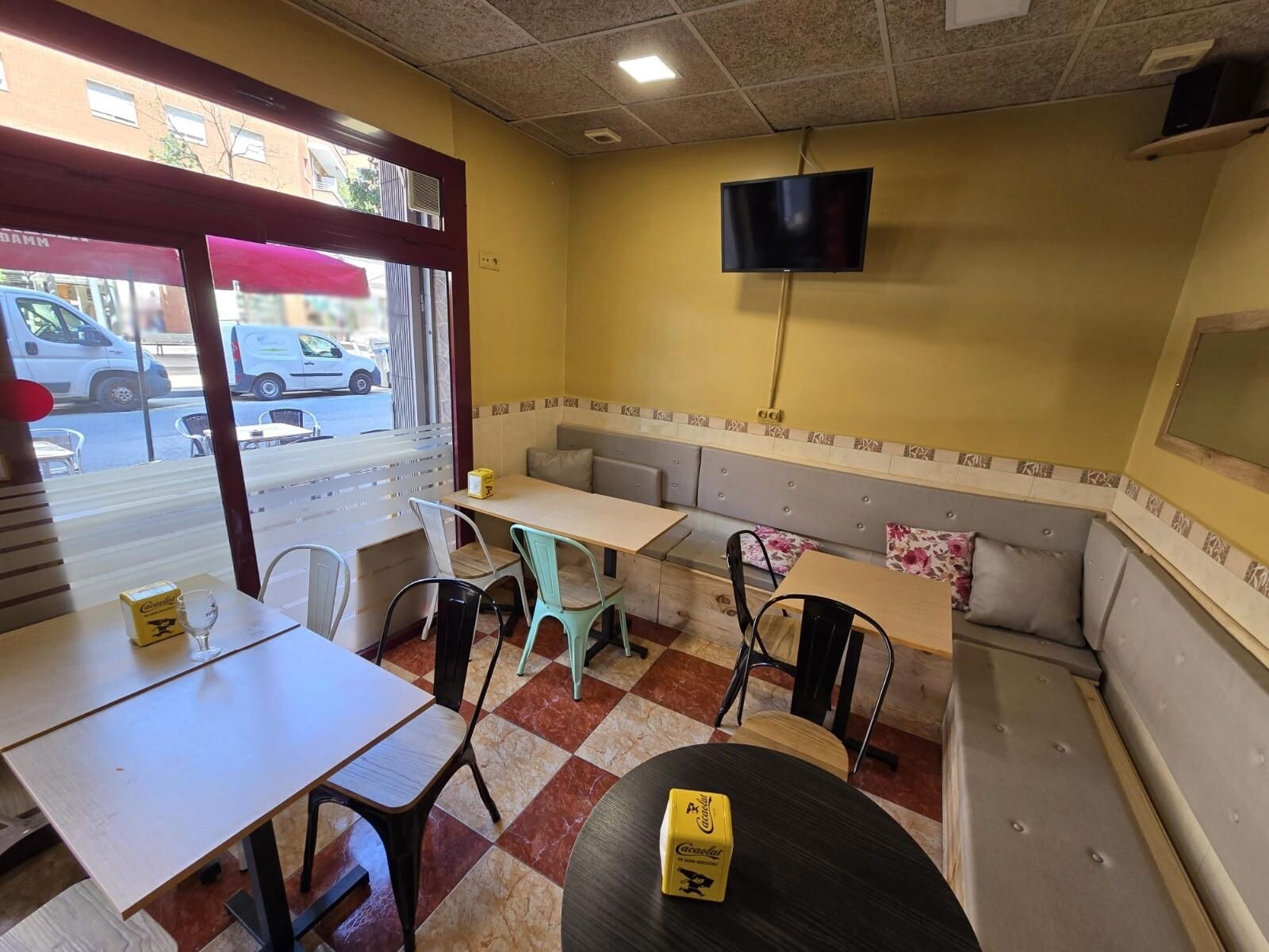Retail in Barcelona, Barcelona for lease Primary Photo- Image 1 of 2