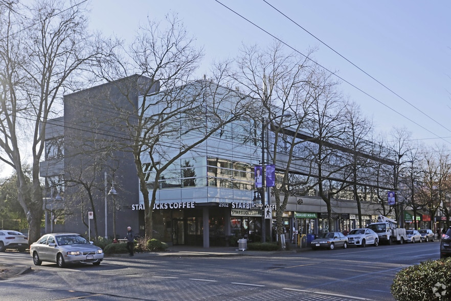 2902-2918 Broadway W, Vancouver, BC à louer - Photo du bâtiment - Image 2 de 12