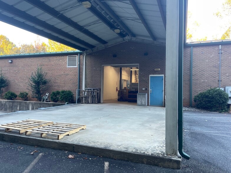 416 Millstone Dr, Hillsborough, NC for sale - Building Photo - Image 3 of 7