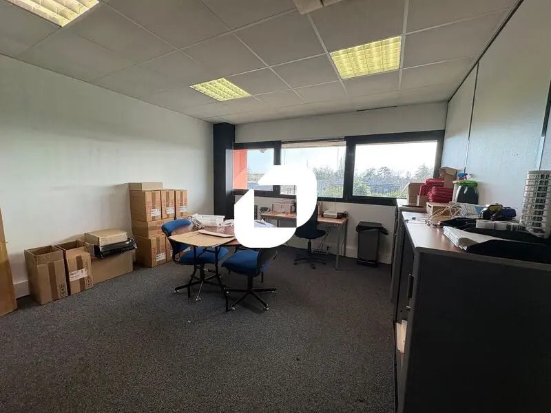 Office in Floirac for lease Interior Photo- Image 1 of 8